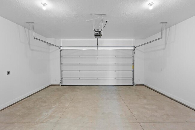 Building Photo - Beautiful 3 Bedroom Townhome in Desert Color. Internet Included!