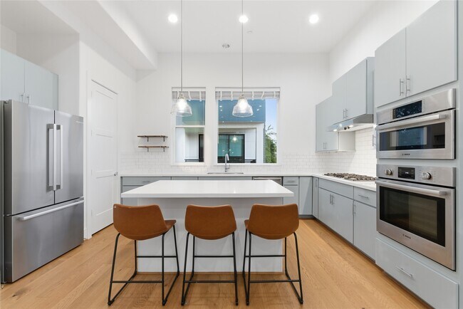 Building Photo - 2412 Canal St