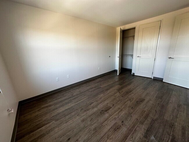 Building Photo - 409 Elm St