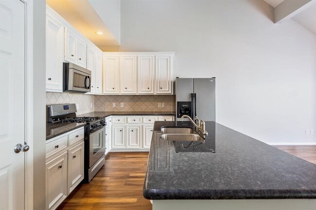 Building Photo - 1247 W 17th St