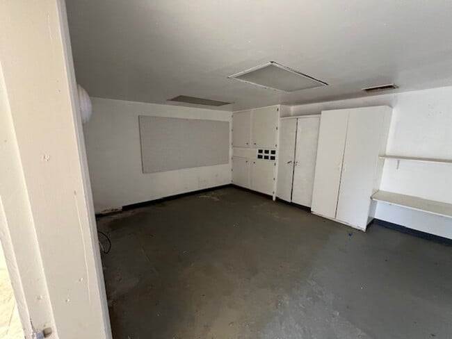 Building Photo - HOUSE