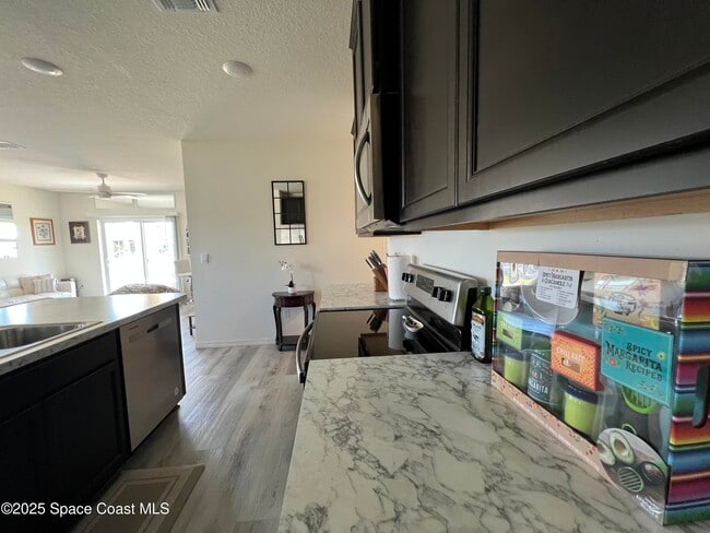 Building Photo - 976 Trinity St