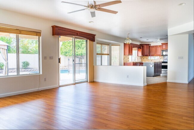 Building Photo - Stunning 4 Bedroom/2.5 Bath Home In Phoeni...