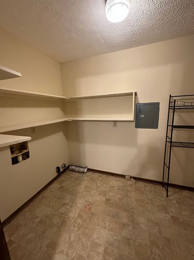 Building Photo - 5013 Buggy Ln