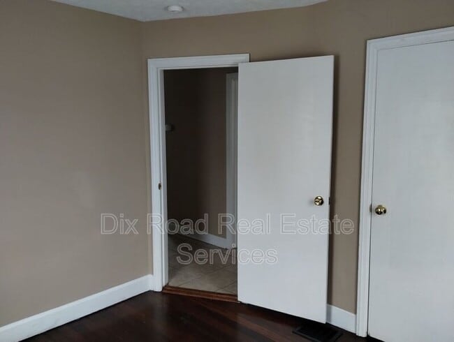 Building Photo - 1724 Parkamo Ave