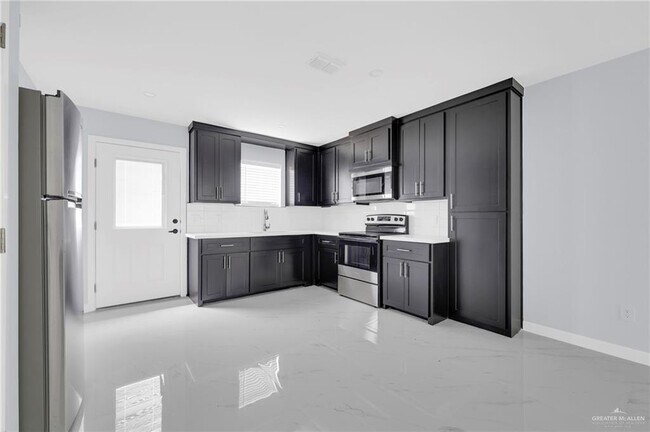 Building Photo - 1620 El Camino Dr