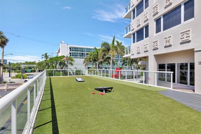 Building Photo - 3000 Holiday Dr