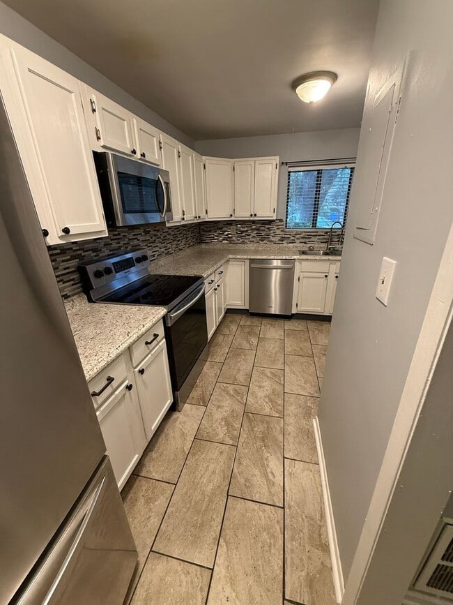 Building Photo - Charming 3BR Townhome in Greensboro