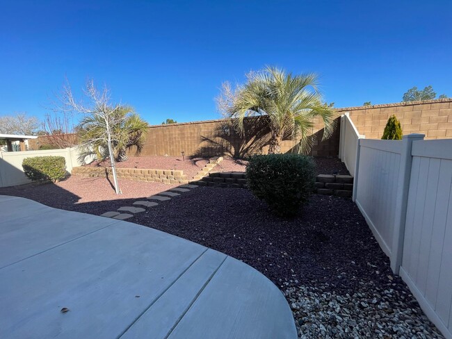 Building Photo - Apple Valley-Del Web Home, 2 Bedrooms,2 Ba...