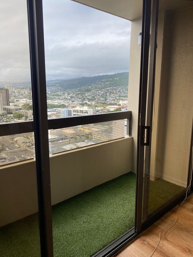 Building Photo - 2499 Kapiolani Blvd