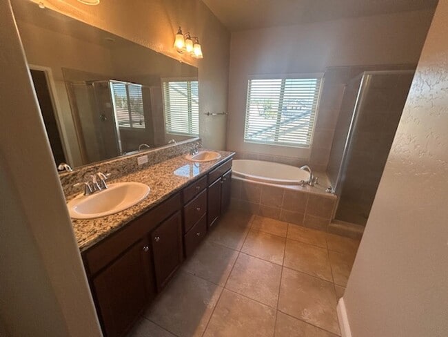 Building Photo - 4 bedroom 2 bathroom in NW Visalia coming soon!!!