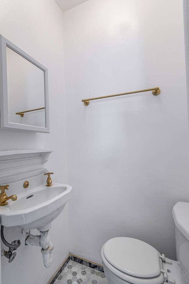 Building Photo - 3940 Hubert Ave