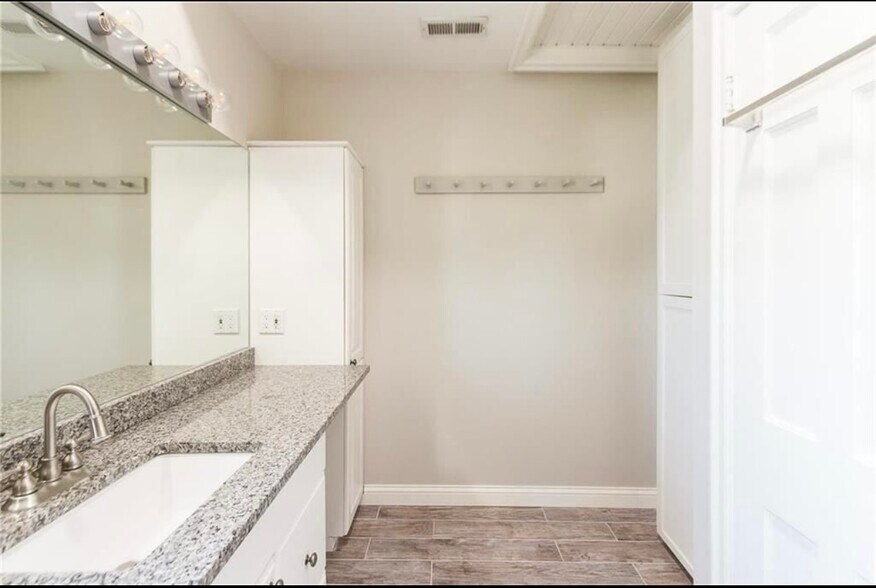 Bathroom (Upstairs) - 724 W Gregory Blvd