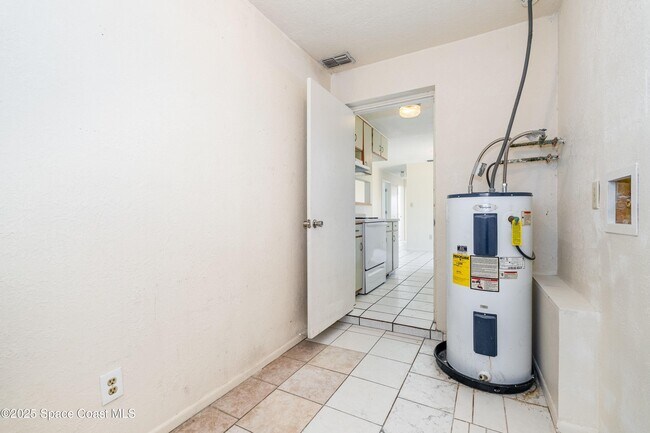 Building Photo - 557 Cox St