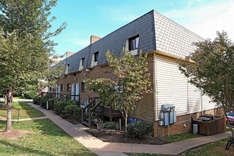 Building Photo - Student-Friendly JPA Condo Near UVA Ground...