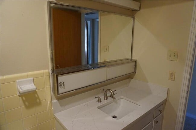 Building Photo - 2720 Whitney Pl