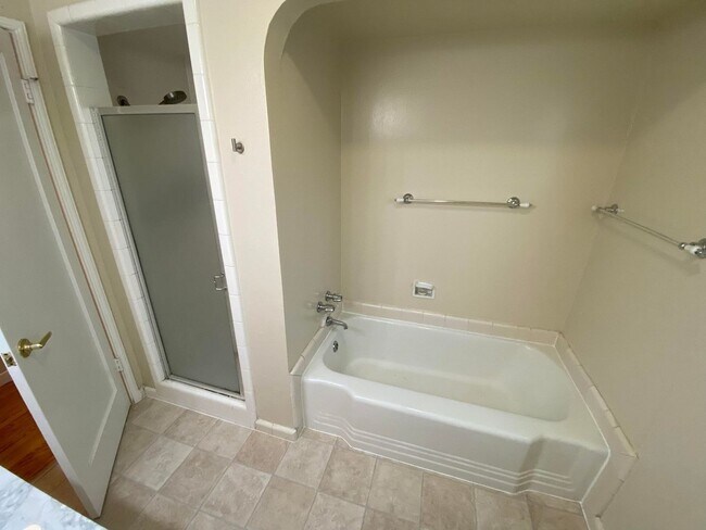 Building Photo - Charming 2-Bedroom Home Near Downtown San ...