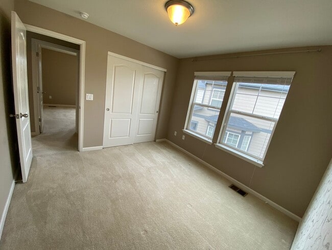 Building Photo - Lovely 4 Bedroom/3 Bathroom Erie Home - Available June!!