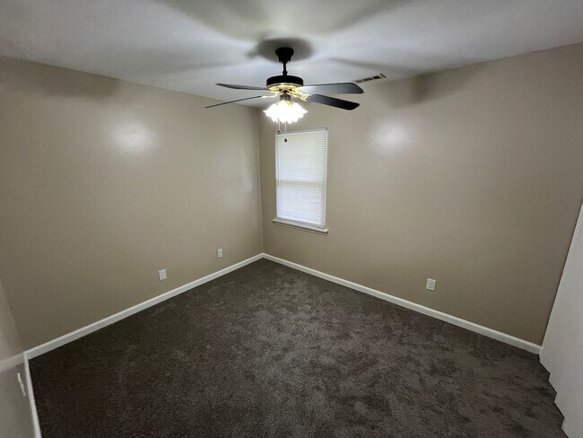 Building Photo - Nice One-Level 3 Bedroom 1.5 Bath Home