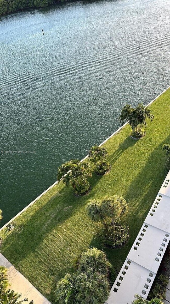 Building Photo - 500 Bayview Dr