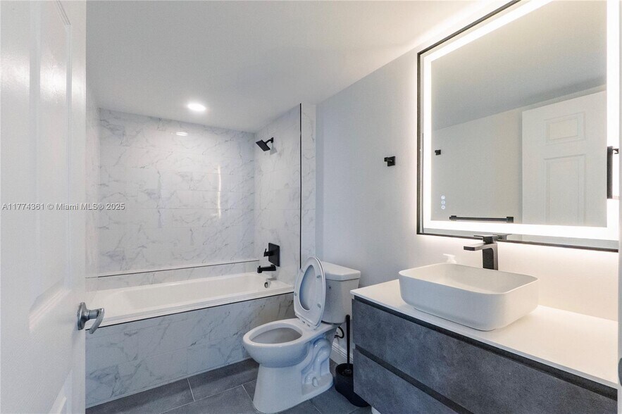 Building Photo - 1155 Brickell Bay Dr