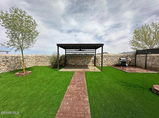 Building Photo - 7365 Dewberry Dr