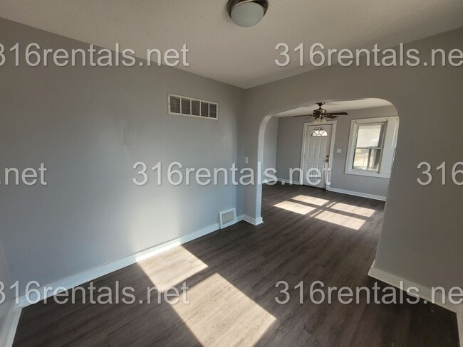 Building Photo - 1337 S Fern St