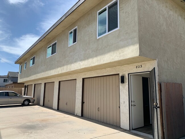 Building Photo - Upstairs 2 bed/1bath with private garage i...