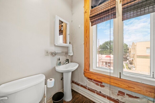 Building Photo - 202 E San Antonio St