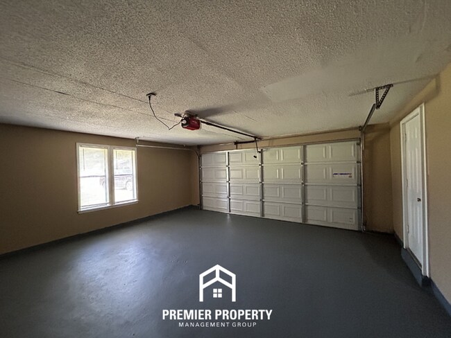 Building Photo - Beautiful 3BR/2BA Near Southwind | 1,681 Sq Ft, Vaulted Ceilings, Hardwood Floors & Garage