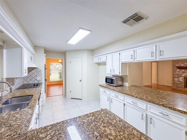 Building Photo - 2926 Colonial Dr