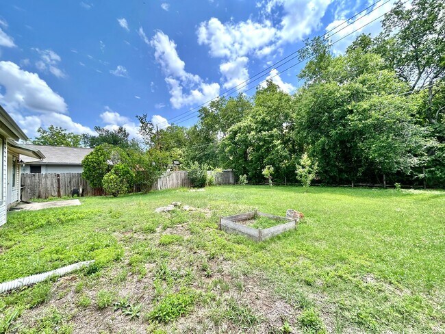 Building Photo - 3305 Oak Alley
