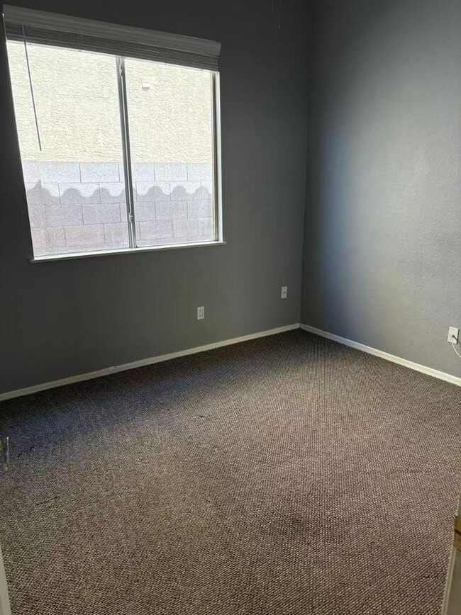 Building Photo - 1722 E Detroit St