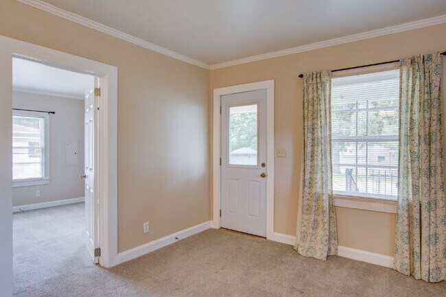 Building Photo - 1833 Orangeburg St