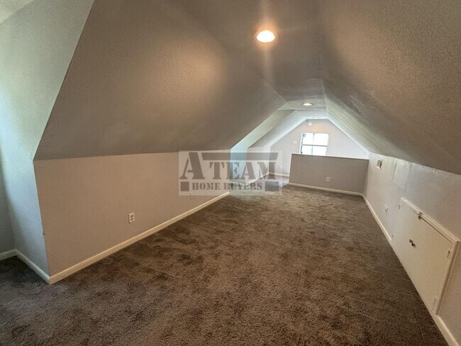 Building Photo - Updated 3 bedroom 2 bathroom