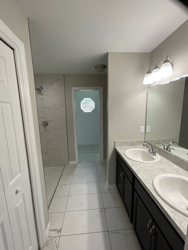 Building Photo - Custom Home - Desirable SE Ocala Neighborhood 3/2/2 **Won't Last**