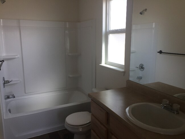 Building Photo - 805 Lakebrook Ct