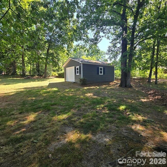 Building Photo - 421 Kingfield Dr SW