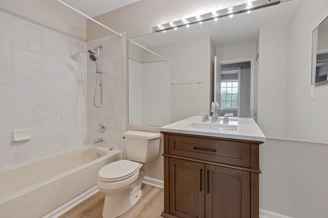 Building Photo - 3245 Gresham Ln E