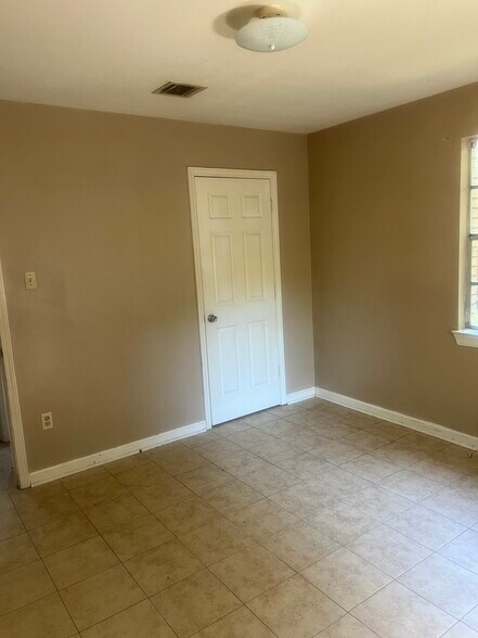 Building Photo - 416 E Cedar St