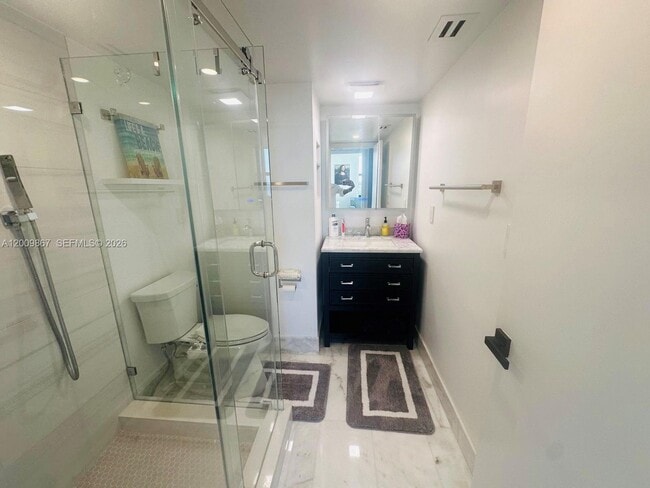 Building Photo - 2555 Collins Ave