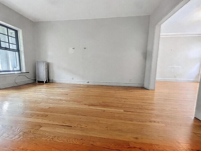 Building Photo - Large and Bright 1-bed/1-bath in Edgewater - Close to LUC!