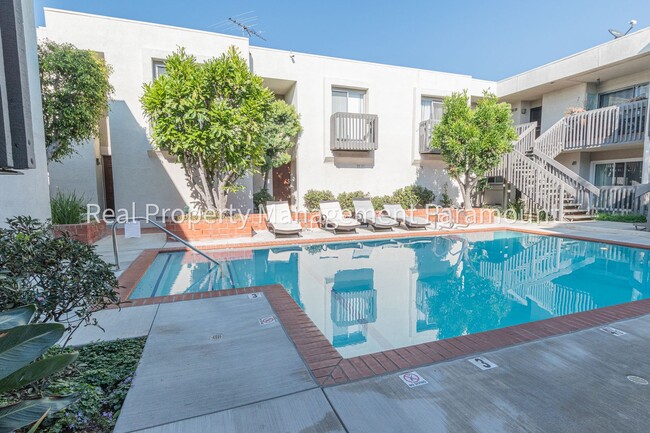 Building Photo - Spacious townhouse in LA