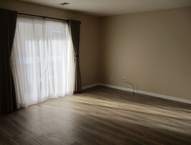 Building Photo - Lovely 2 Bedroom, 1 Bathroom Condo in Cast...
