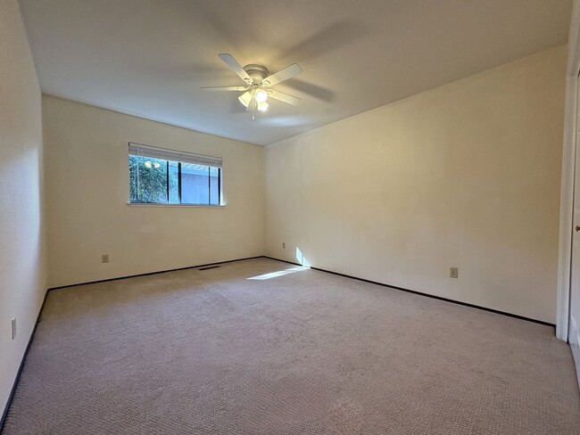 Building Photo - Spacious 3BD/2BA Redwood City Home | Two L...