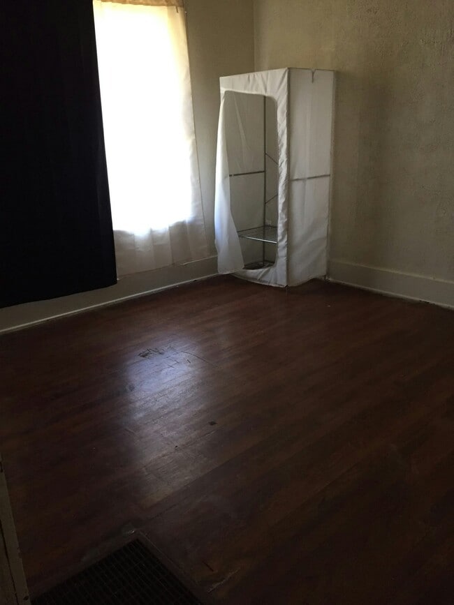 Building Photo - 1066 Greenlaw Ave