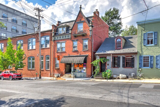 Building Photo - 121 E Chestnut St