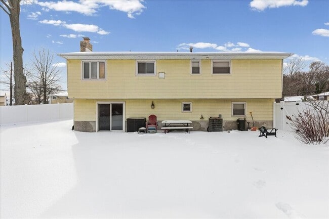 Building Photo - 5 Knollwood Dr