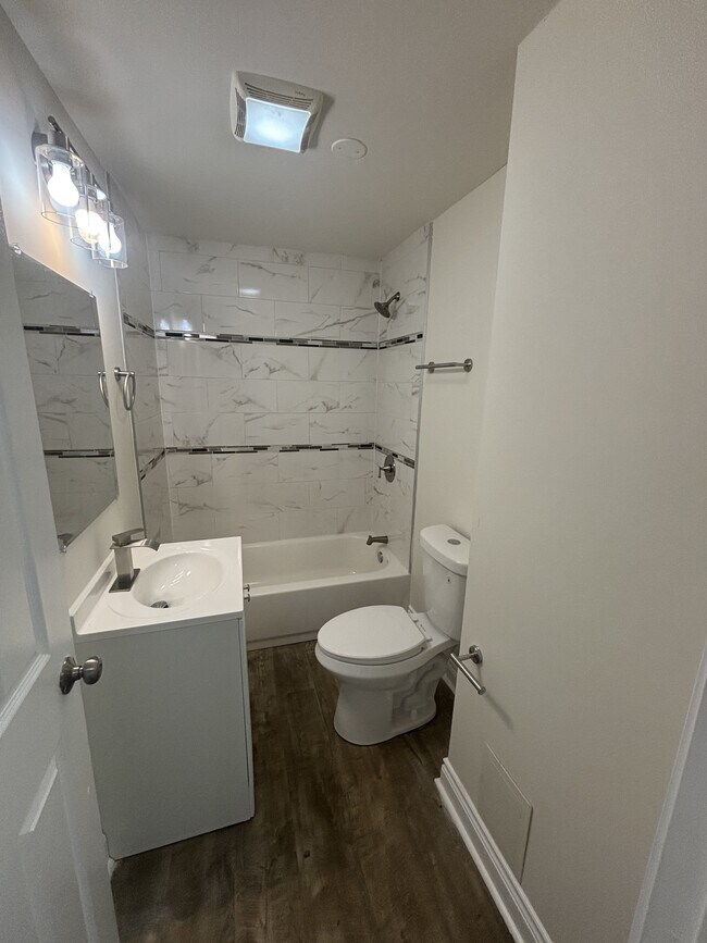 Building Photo - 2059 Roosevelt Pl