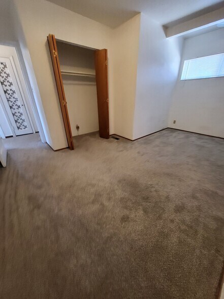 Building Photo - 906 Balra Dr